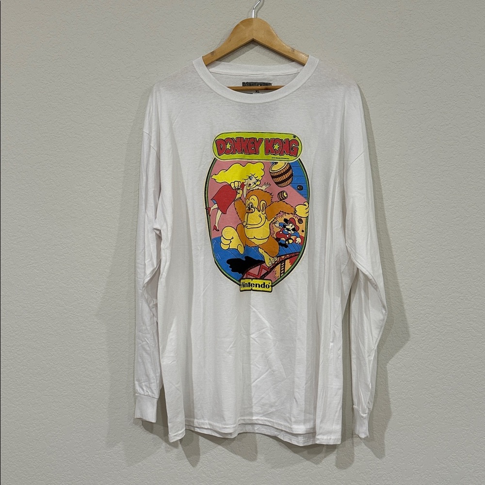 NWOT Nintendo Donkey Kong Long Sleeve Graphic Tee